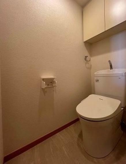 トイレ シャワー機能付トイレでいつも快適。上部には便利な収納を設置しています。