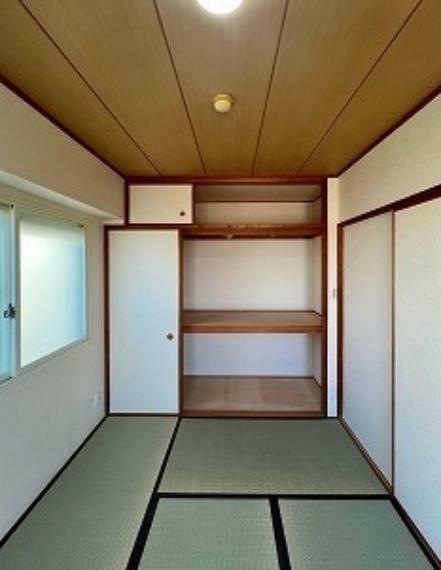 収納 全居室収納完備！大容量のクローゼットは大切な衣類や小物類など、お部屋に置きたくない物もたっぷり収納することができます。クローゼット内に収納ケースを置くと余計な家具が必要なく、スッキリと保てます！