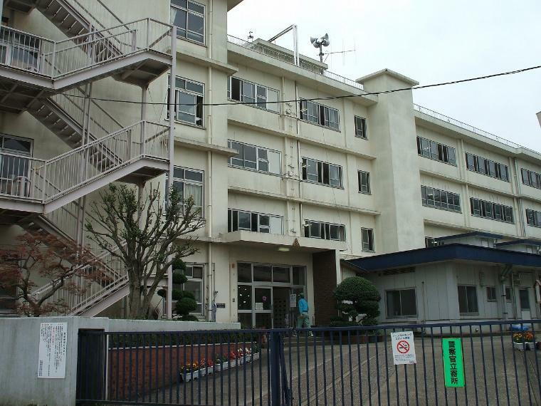 小学校 川崎市立久末小学校（●今でも多くの自然が残り、四季折々の景色を楽しむことができる丘の上にあります。815名の子どもたちと温かい保護者、地域の方々とともに、笑顔があふれる学校づくりを進めています●）