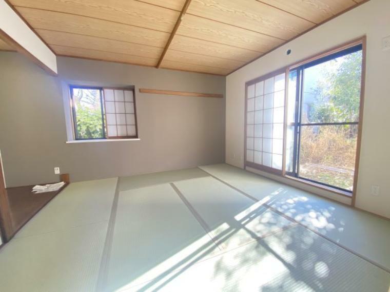 和室 1階約8.0帖の和室スペース。2面採光で日当たり良好　畳・襖張替え済みです。床の間、押入があります。