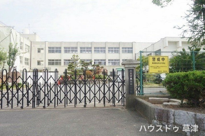 小学校 【治田小学校】保育園や学童保育所、コミュニティセンターなどが併設する小学校です。「なかまとともに、よく学び、よく遊び、支え合う子どもの育成」を教育目標として掲げています。