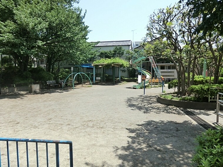 公園 大きな築山が、目を引きます。こじんまりとまとまりのある、ちょっと立ち寄りたくなる公園です。トイレが綺麗で、ベンチも数多くあります。