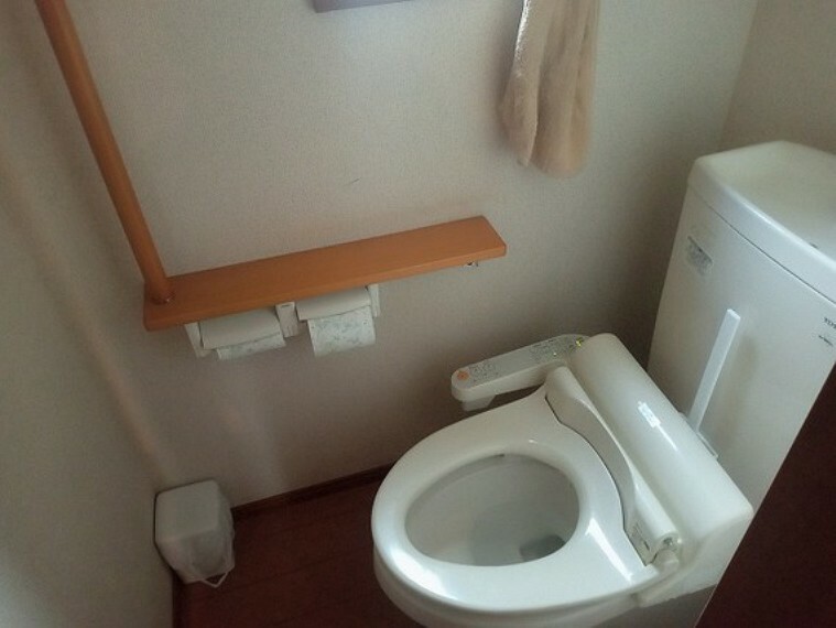 【トイレ】清潔感のある白を基調としたトイレ