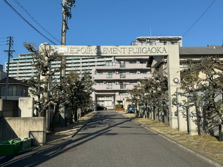 エントランスホール マンションゲートが設置された広々とした敷地です。入居者のプライバシーも守れますね。