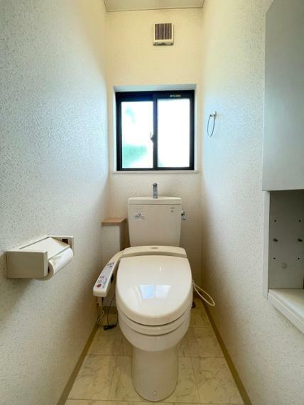 トイレ 【トイレ】2階トイレ。フチレス形状でお掃除らくらく