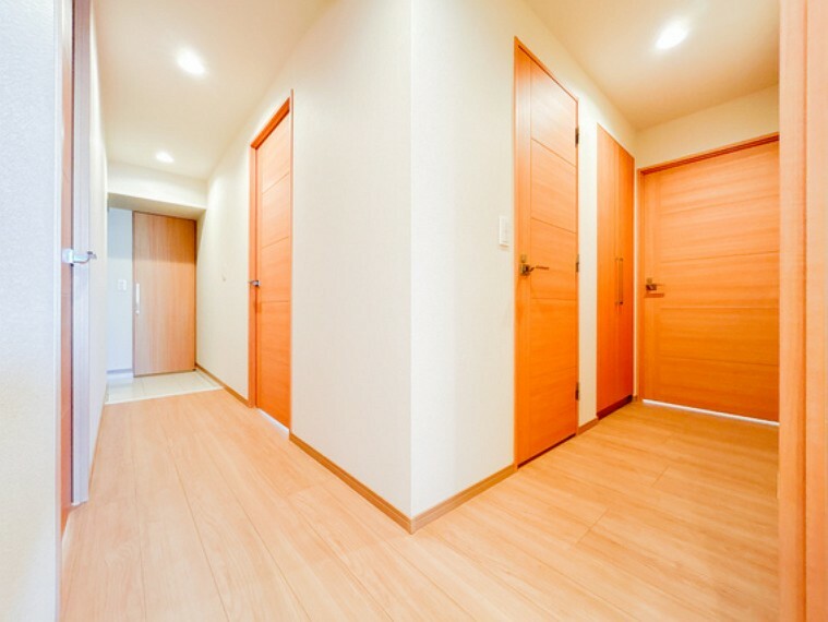 廊下スペースはシンプルで落ち着きのある色合いです。