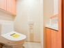 トイレ 専用の収納やペーパーホルダーも設置されているトイレはシンプルな色になっているのでお家の中でも落ち着ける空間の一つです。