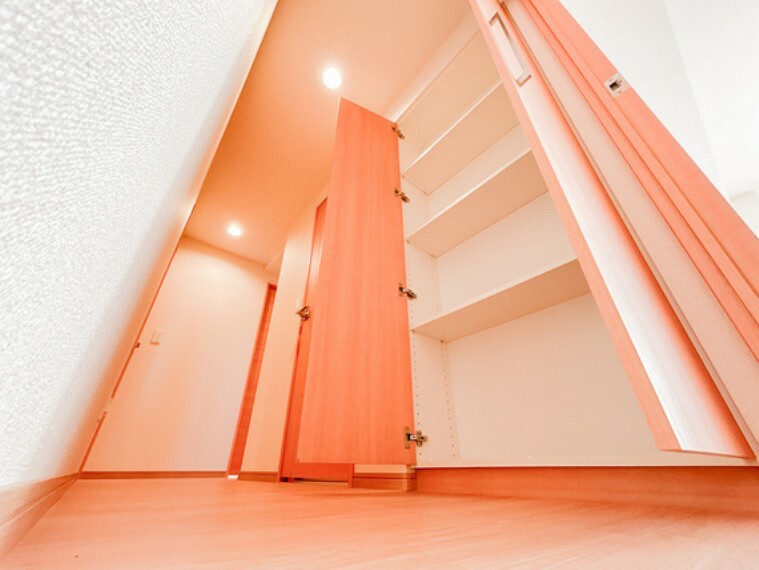 収納 デッドスペースとなる廊下部分にも収納スペースを設け、居室をひと際広くお使いになって頂ける工夫も。