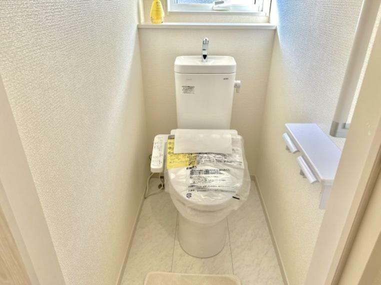トイレ 【1号棟】節水性能の高いトイレはもちろんウォシュレット付き 便器のフチがないタイプなので、お掃除もサッとひと拭きでOK！