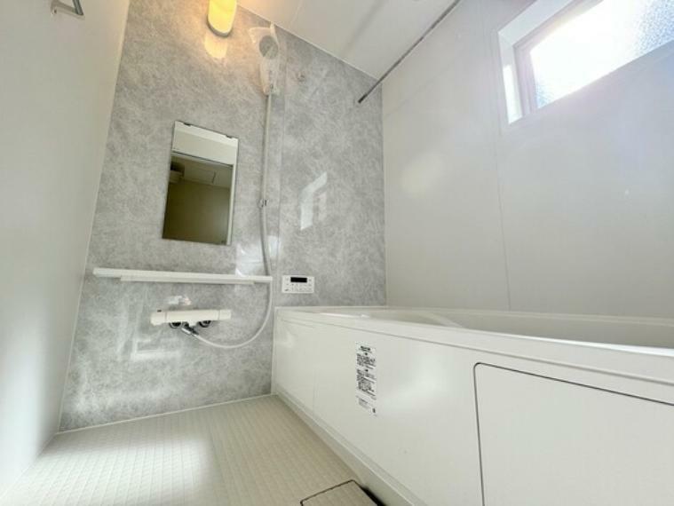 浴室 ユニットバスは、採光換気用小窓も付いて、オートバスで浴室乾燥暖房機も付いておりますので、冬場でも浴室をポカポカにしてから入浴できます。