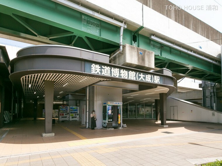 埼玉新都市交通「鉄道博物館」駅（埼玉新都市交通伊奈線（ニューシャトル）の大宮駅の次の駅。鉄道博物館へは徒歩約1分です。車いす対応トイレ、車いす用改札口、エレベーター、コインロッカーなど設けられています。）