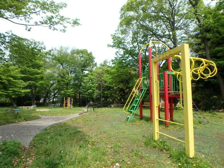 公園 桜美林公園（樹木に囲まれた公園。ブランコなどの遊具のほか、ベンチや広場などがあります。）