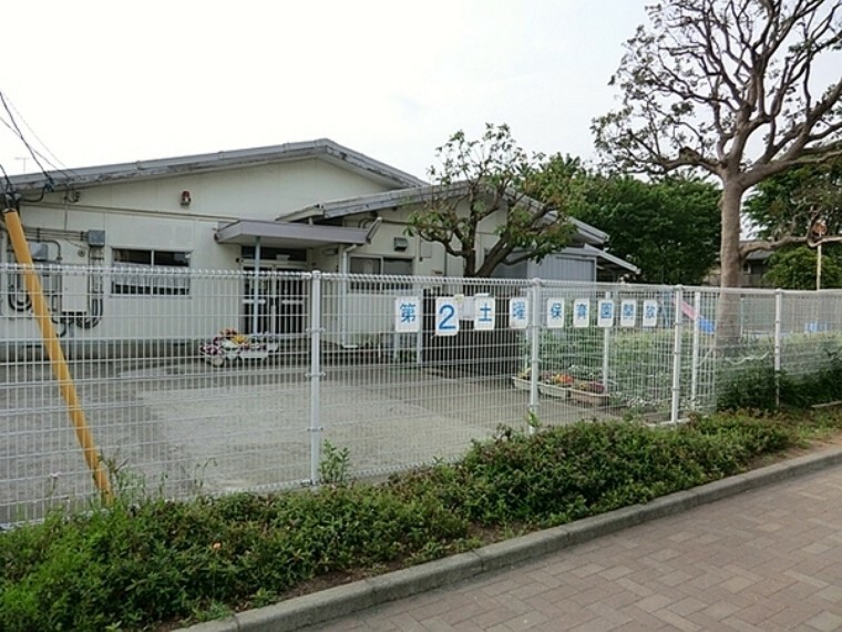 幼稚園・保育園 宮沢保育園 鳩の森愛の詩 宮沢保育園。園庭に大きな桜の木が3本あります。