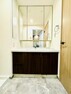 ランドリースペース ハンドシャワー付き機能的な三面鏡洗面化粧台！ストレスフリーの広さがある洗面所も魅力的！