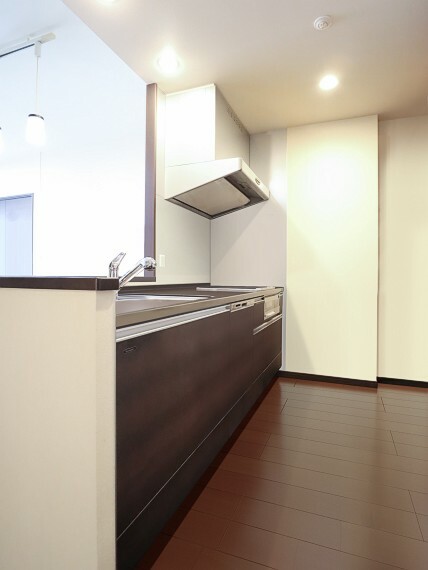 リビングの様子を見ながら家事ができる対面式キッチン。CGで作成したリフォームイメージです。