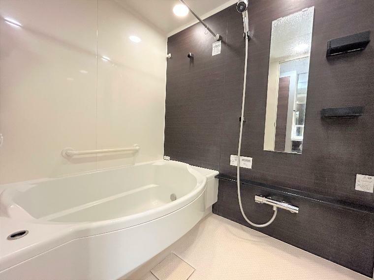 1418サイズの半円型ワイド浴槽は、ご家族でゆっくりくつろげる広さです