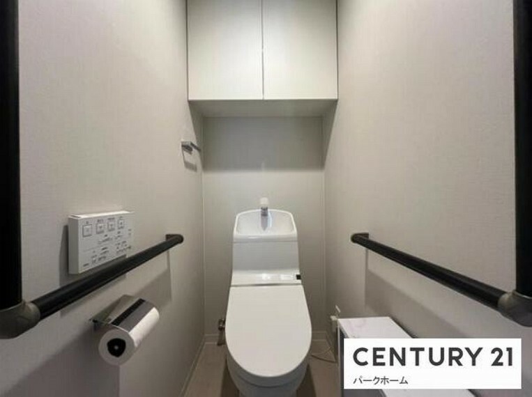 トイレ 【トイレ】 スッキリとしたデザインの温水洗浄便座付きトイレ。