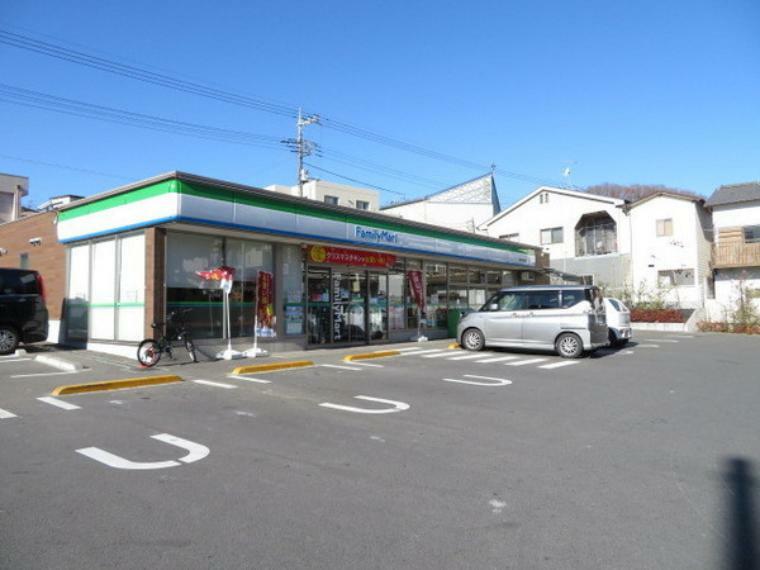 コンビニ ファミリーマート青梅成木街道店