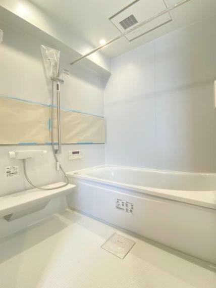 浴室 白を基調とした清潔感のある浴室。