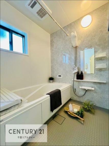 浴室 白を基調とした清潔感のあるバスルームです！曲線が柔らかく快適なバスタイムが送れます！小窓付きで換気もスムーズ！