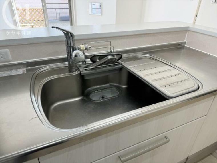 ダイニングキッチン 浄水カートリッジ内蔵で場所を取らずにスッキリ。水栓は使い勝手の良い、取り外し可能なシャワーヘッドタイプ。