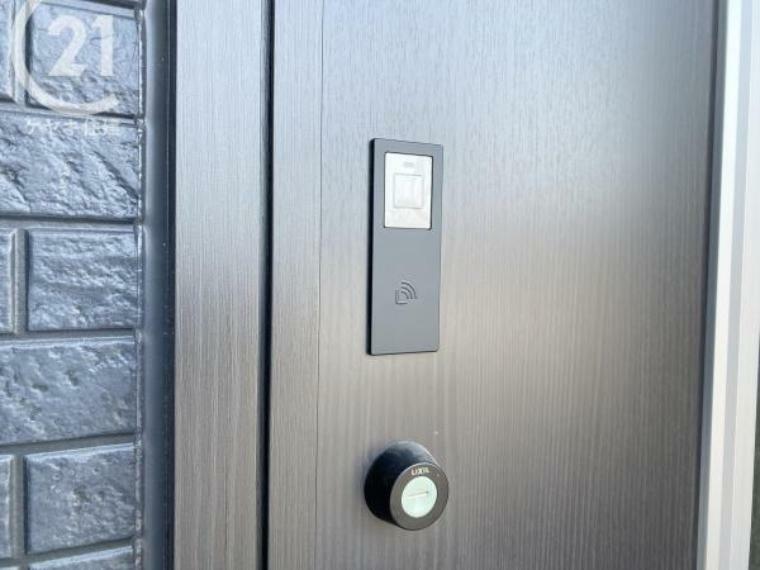 防犯設備 ピッキング犯罪を防止する防犯型玄関錠です。玄関にはディンプルキータイプの鍵を、さらにバールなどでこじ開けられにくい鎌デッド錠やサムターン回し防止タイプを採用しています。