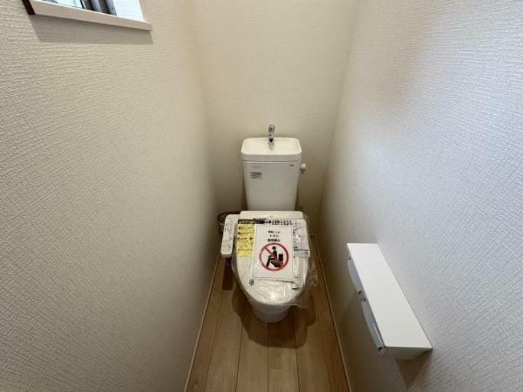 トイレ ■■Toilet■■ 清潔な空間を保ちたいトイレはオフホワイトでまとめました。毎日使う場所だからこそお手入れも楽々にできる機能が搭載されております。汚れが付着しにくい便器はお掃除も楽々です。