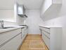 キッチン カウンターキッチンの天板スペースが広く、調理器具などを置いてもスッキリと使えます。