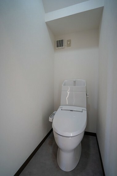 トイレ 温水洗浄便座付！収納スペースもあります。