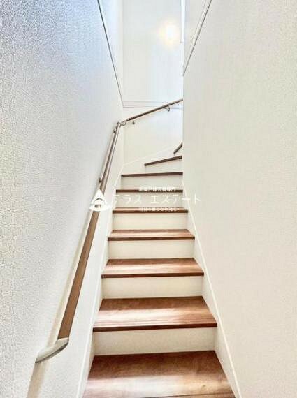同仕様写真（内観） お子様の上り下りにも安心の手すり付き階段です。※写真は同一タイプもしくは同一仕様となります。