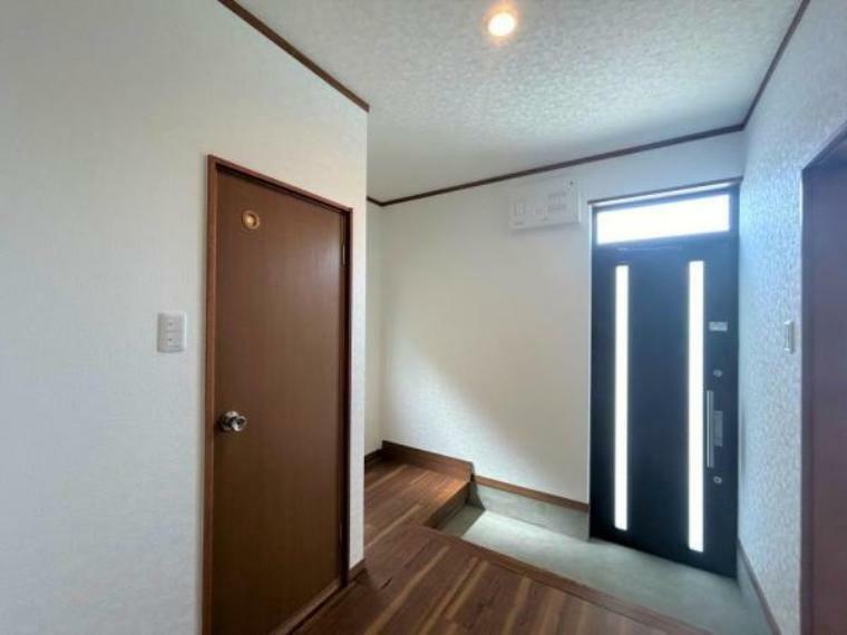 【玄関】玄関の写真になります。玄関横にはスペースがございますので、下駄箱や棚の設置にご活用ください。