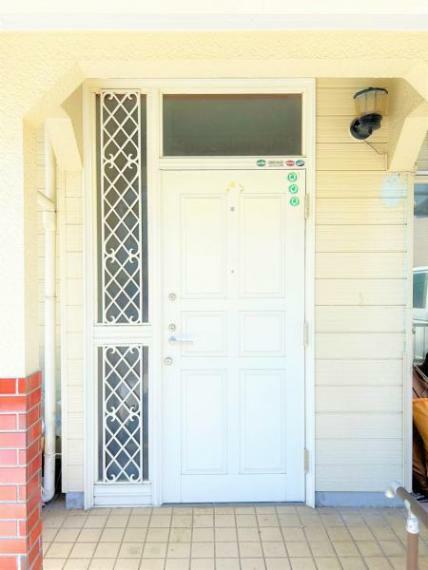 外観写真 【内外装リフォーム中6/23更新】玄関ドアは鍵交換を行います。玄関ドア自体はクリーニングを行ってからのお引き私になります。