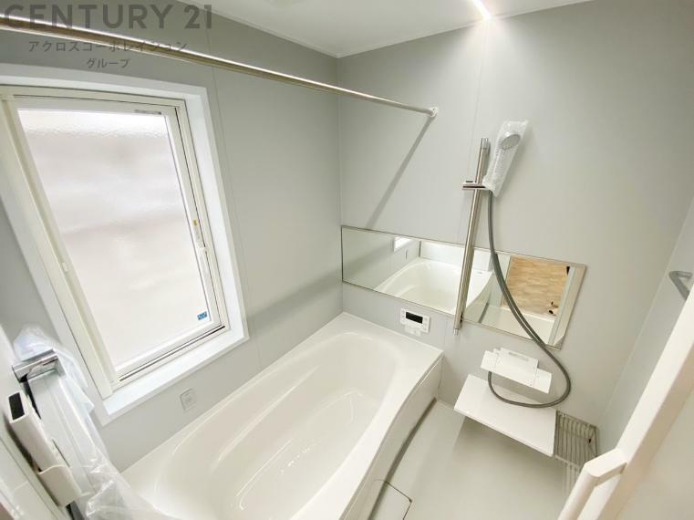 浴室 ユニットバスは省スペースでありながら、シンプルな設計と使いやすさを備え、簡便なメンテナンスが可能です。大きな窓付きで換気にも便利です。またミラー・小物置き場もあり便利です。