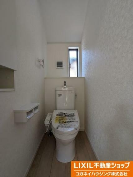 トイレ シャワー機能付きのトイレは、清潔感が印象的な空間となっております。