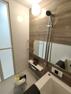 浴室 ・浴室 　シャワーホルダーはスライドバー式になっているので、お好みの高さでお使いいただけます