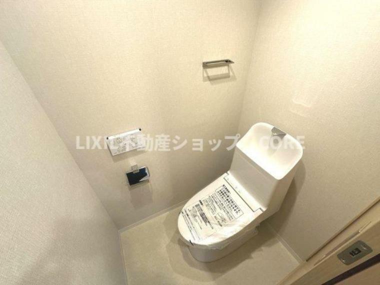 トイレ 見た目もスッキリとしたデザインのトイレには温水洗浄暖房便座付き。