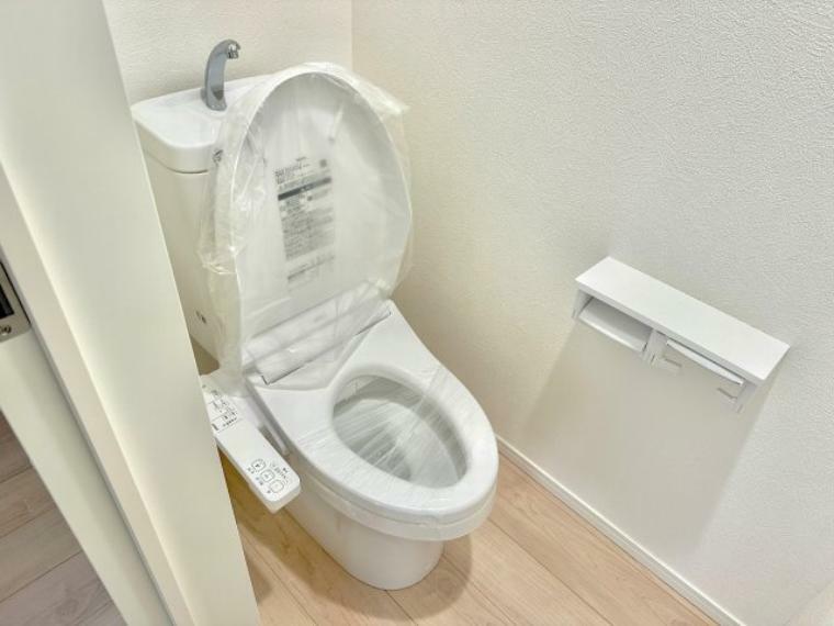 トイレ 【3号棟】節水性能の高いトイレはもちろんウォシュレット付き 便器のフチがないタイプなので、お掃除もサッとひと拭きでOK！