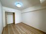 寝室 LDKとの続き間で扉を開放し大空間としても利用可能な洋室