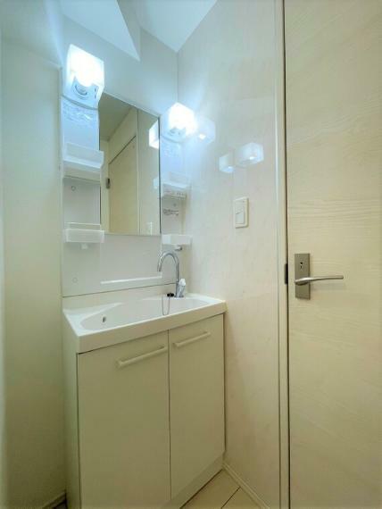 1階洗面スペース帰宅してすぐに手を洗うことができます。現況空家につきゆっくりと内覧可能です。
