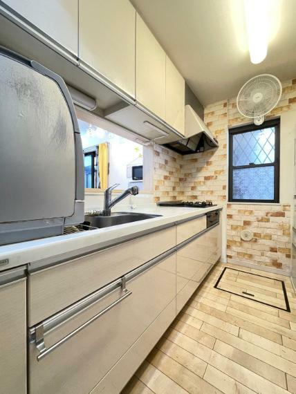 キッチン 【キッチン】吊戸・床下収納のある対面キッチン！掃除や調理時に換気のできる窓があります！床暖房があり寒い冬の調理時も快適です