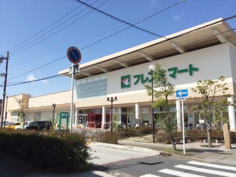 スーパー 【フレンドマート栗東店】毎日新鮮な食材にこだわったスーパーで、敷地内に駐車場もございます。手原駅南口からいちょう通りを徒歩約12分進んだ場所に位置し、毎日のお買い物に便利なお店です。