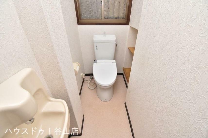 トイレ 【1階トイレ】温水洗浄便座機能付・手洗い器付