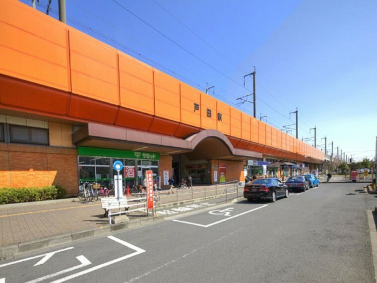 JR埼京線「戸田」駅（JR埼京線の各駅停車がとまる駅。東京のベッドタウンであり、駅前には住宅街が広がっていて、大規模再開発が盛んに行われています。都内へ埼京線一本で行けるので重宝します。）