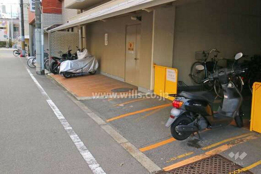 【バイク置場】出し入れのしやすい屋外バイク置場です。使用状況等につきましてはお気軽にお問い合わせ下さい。