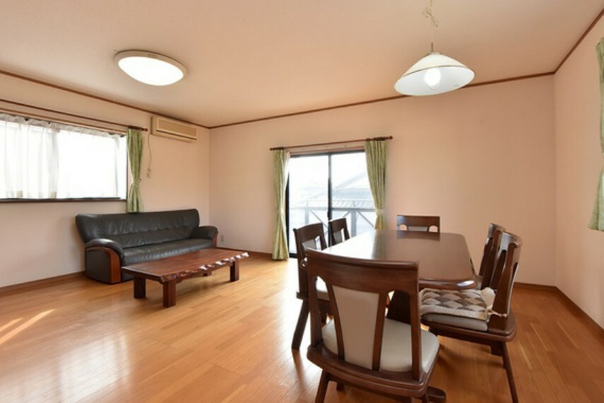 居間・リビング LDKはゆとりのある広さ。ダイニングテーブル、ソファセットなど置いてくつろぎのひとときを。
