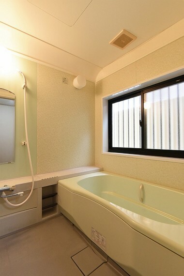 浴室 大きな窓付きの明るいバスルームで足を伸ばしてリラックスできますね。