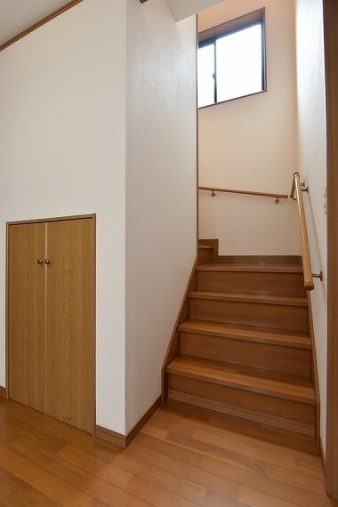 2階リビングへと続く階段踊り場にも小窓があり、隅々まで明るい設計です。