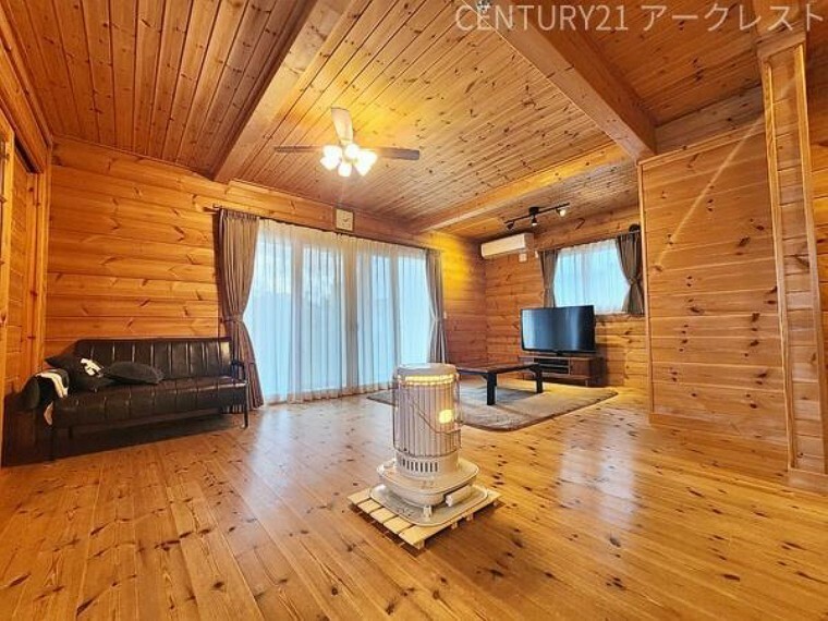 居間・リビング ～・～Living～・～ 床・壁・天井にも木を感じられる暖かなお家です