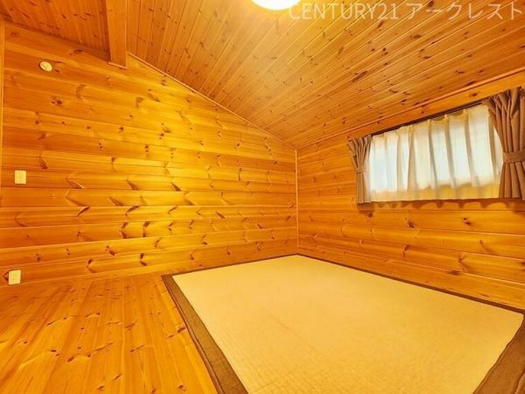 洋室 ～・～Western-style room～・～ 全体に木が使われた使いやすい洋室。何をおいても良し、ゆっくりお休みしても良しなお部屋です。
