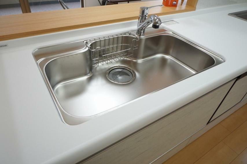 キッチン 色も形もキレイなシンクは、広さも確保しているので、大きめの鍋も簡単に洗えます。